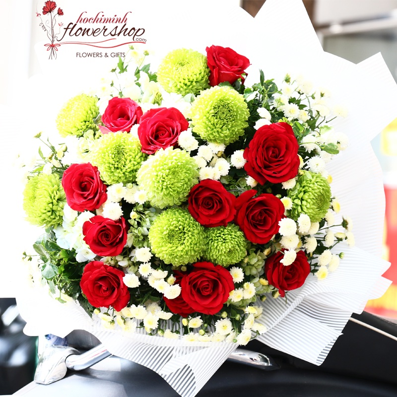 classic bouquet of red roses mixed with green daisies