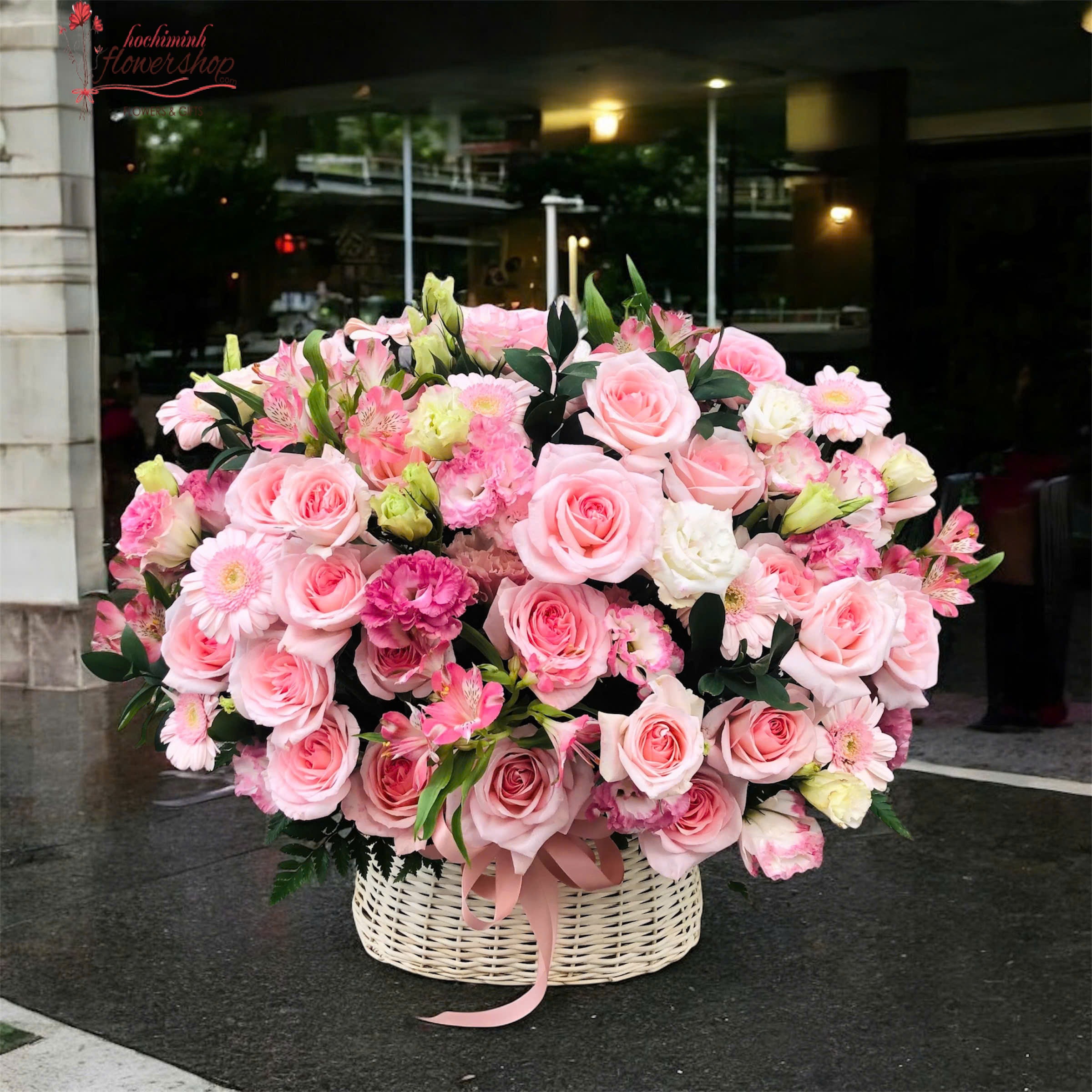 Lovely flower arrangement delivery hochiminh