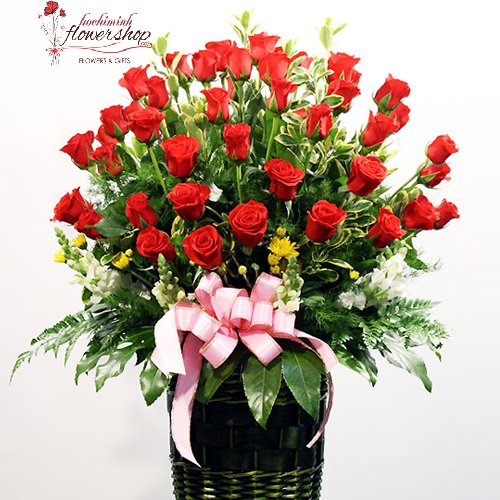 arrangement of red roses symbolizes pure happiness.