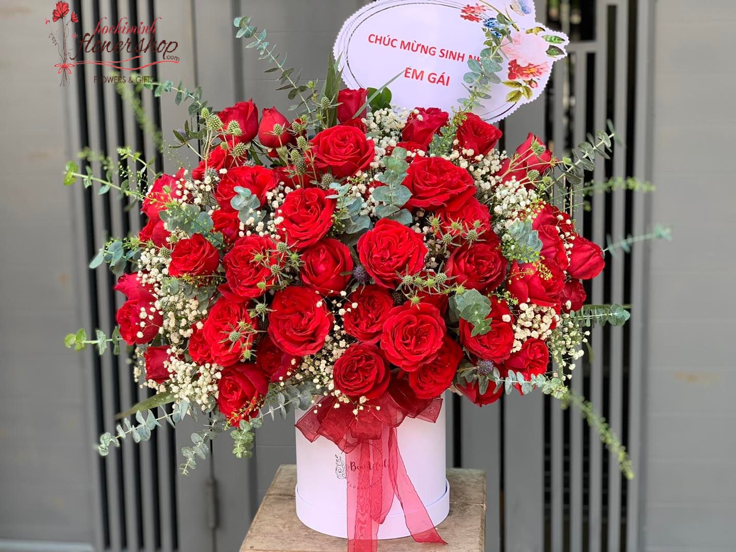 red roses mixed white lilies flower centerpieces