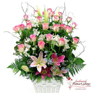 Beautiful pink roses flowers arrangement