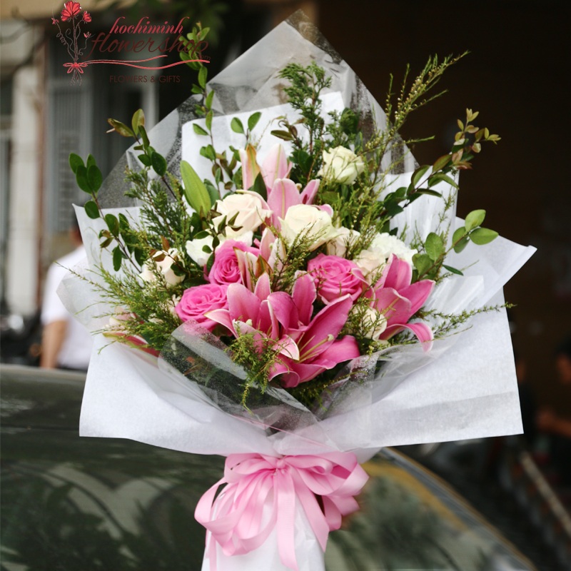 Pink lilies mixed with simple roses
