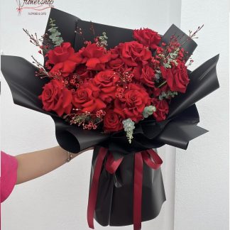 Bouquet of lovely red roses
