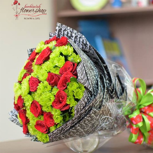 bouquet of red rose mixed with green daisies