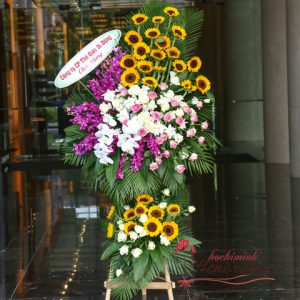 Delivery opening congratulations flowers