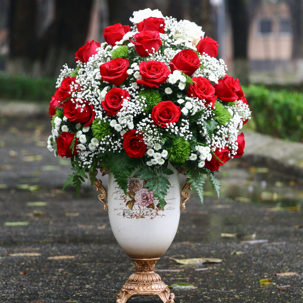 red rose vase delivery to hochiminh
