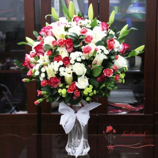 Flowers in vase order hochiminh flower shop