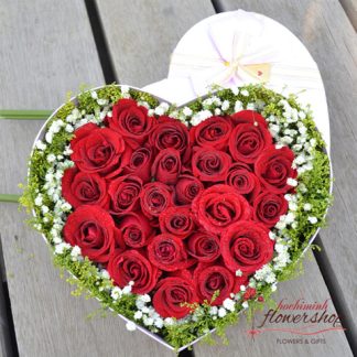 Heart flowers box from red roses
