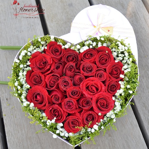 Heart flowers box from red roses