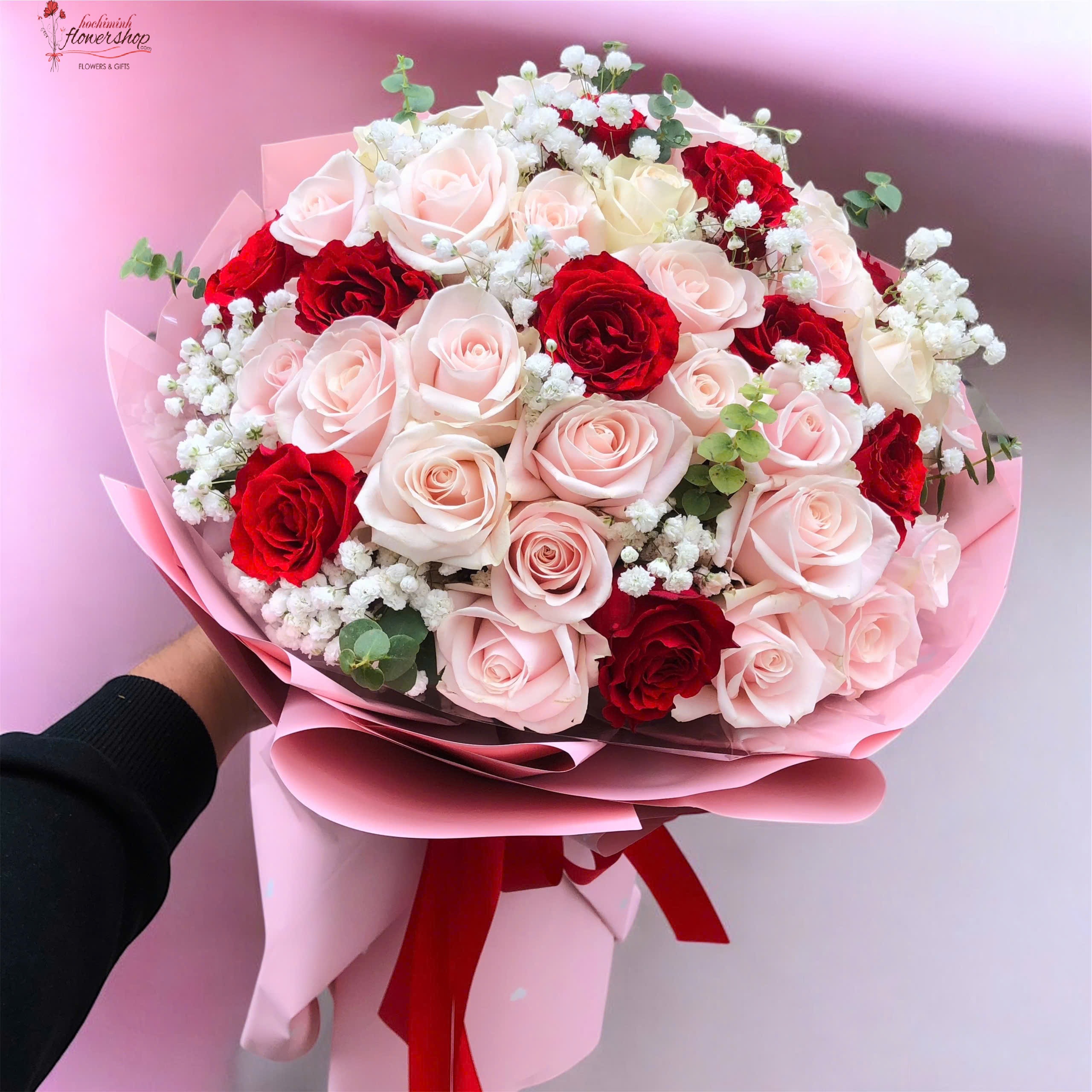 A bouquet of red roses mixed with pink