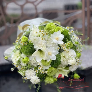 White and green mixed bouquet for birthday in Ho Chi Minh