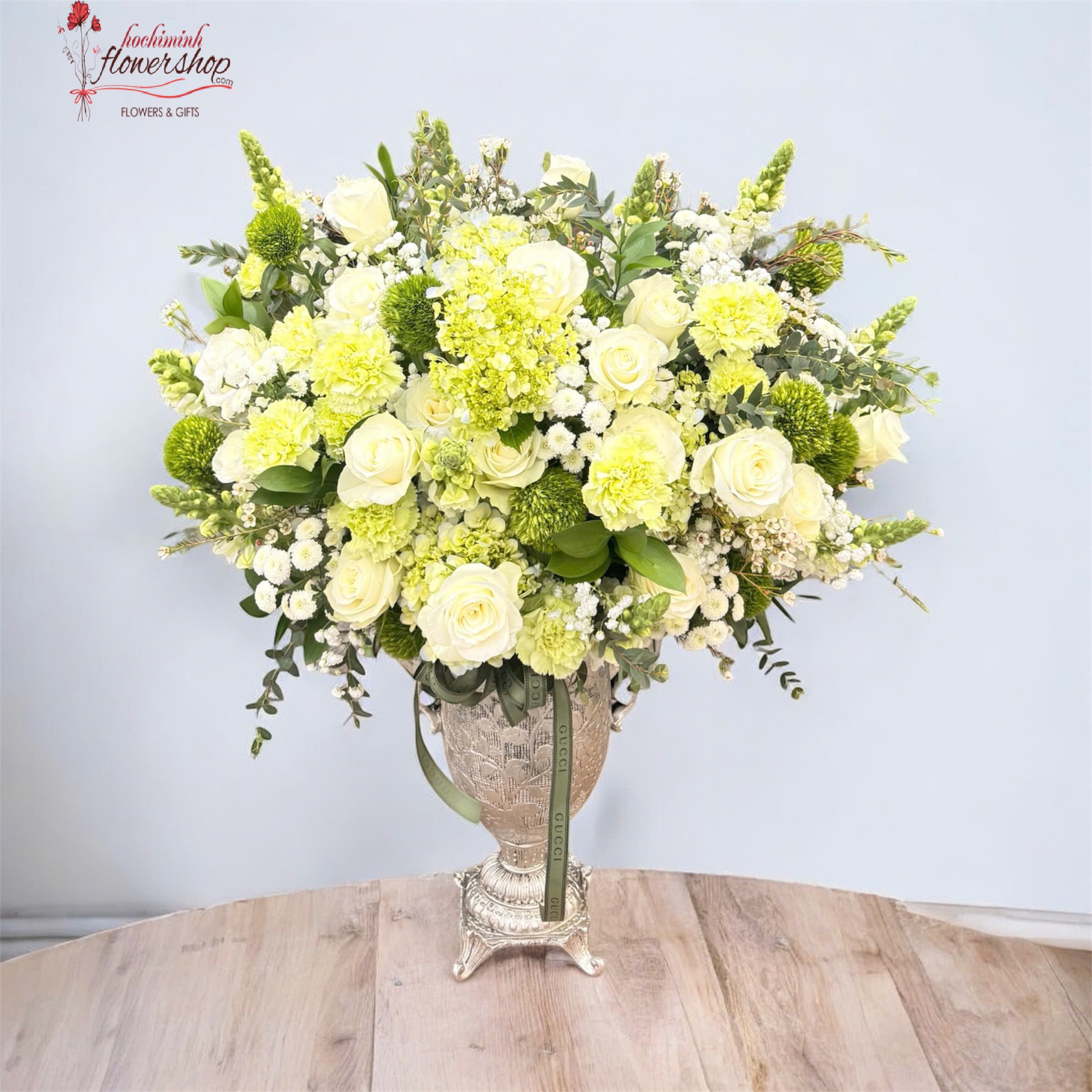 vase in naturak tones as a gift for the boss